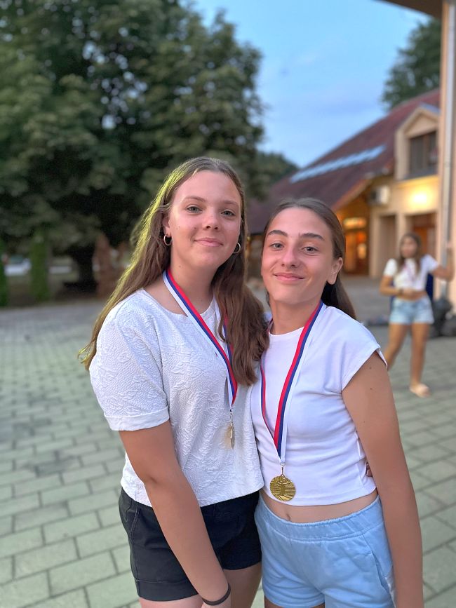 aaaPolaznice sa medaljama i trenerom 4